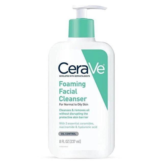 Limpiador facial espumoso CeraVe con ácido hialurónico y niacinamida para piel grasa